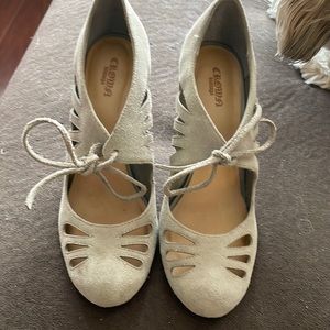 Vintage-esque suede 3in heels